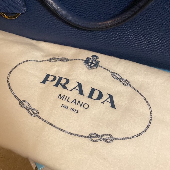 Saffiano Prada purse - Picture 8 of 9